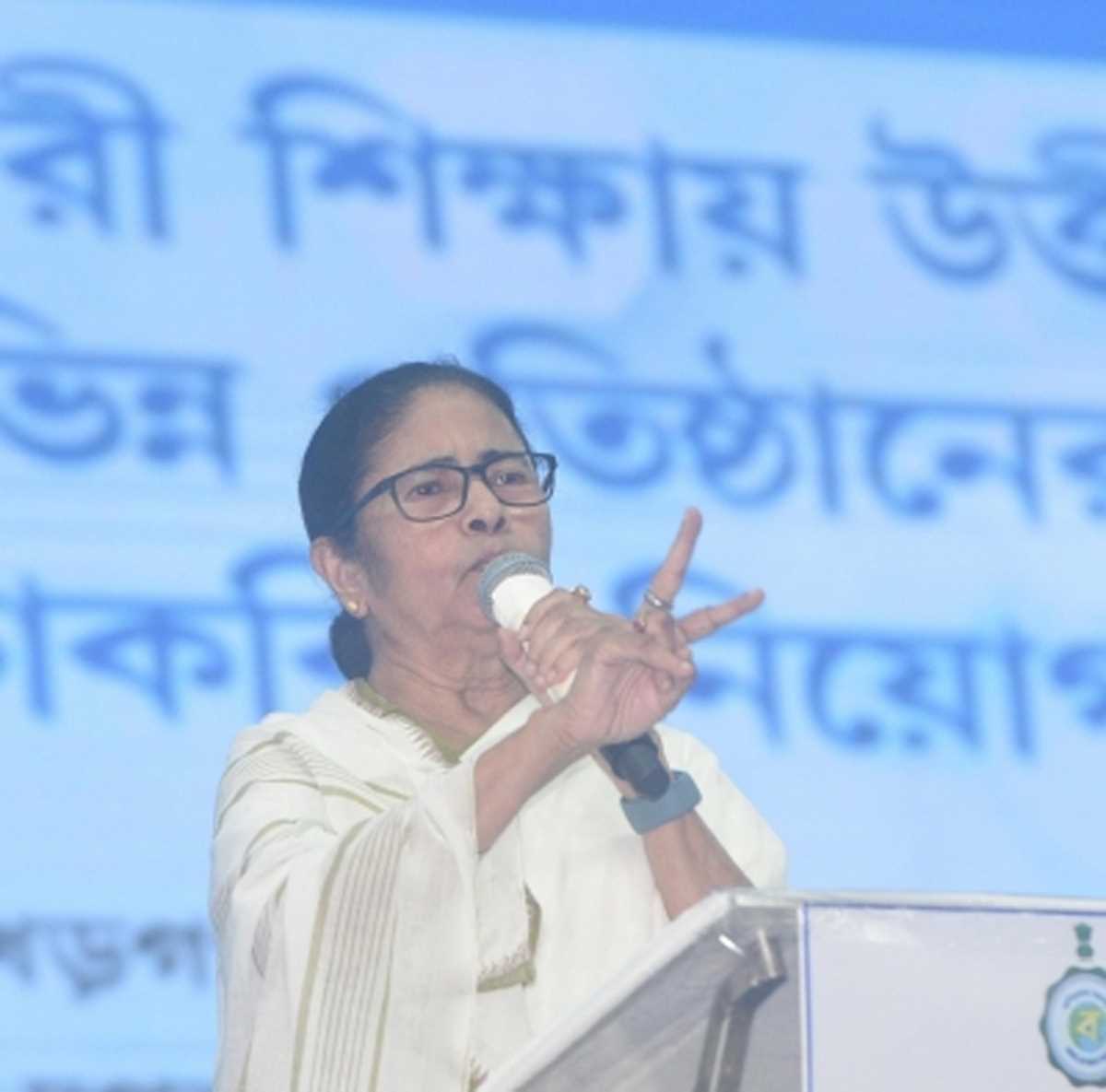 केंद्र बंगाल में 3 नए हवाईअड्डे रोक रहा : ममता